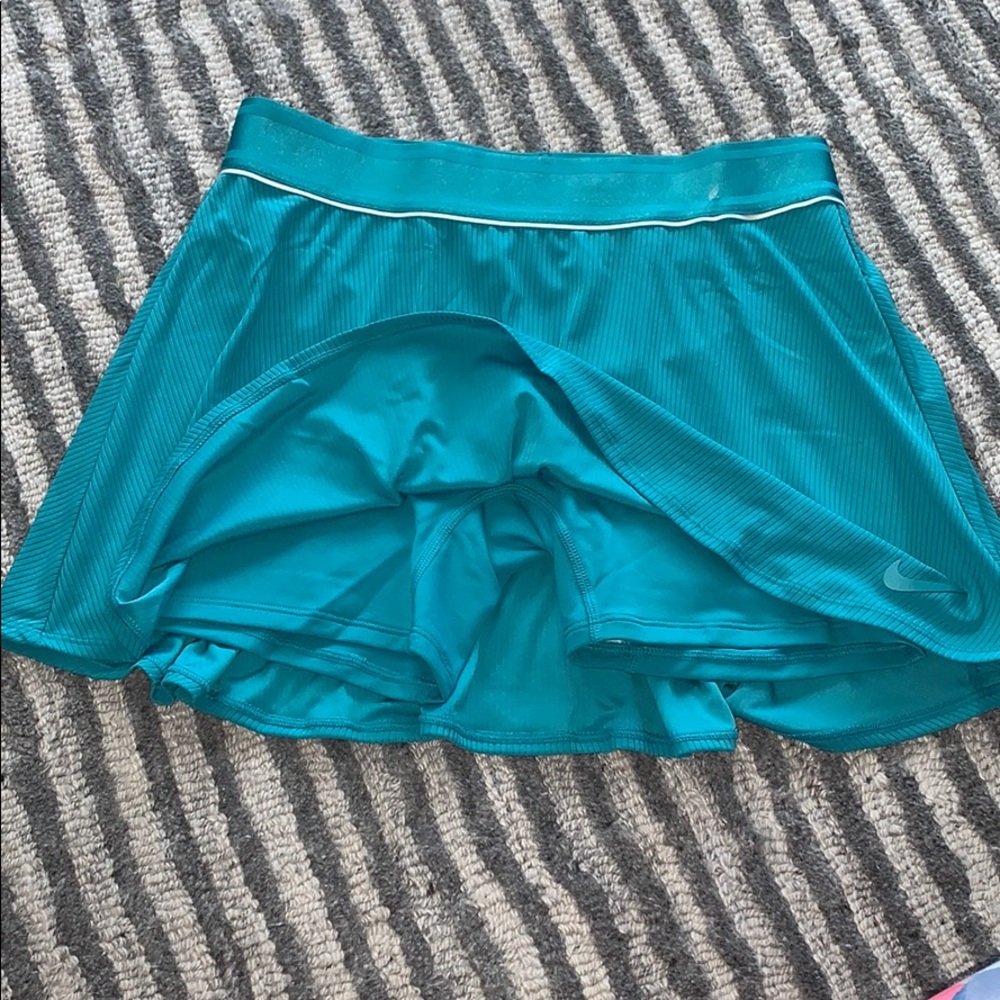 Nike’s Women DRI-FIT Tennis / Golf Skirt/Skort - Picture 4 of 6